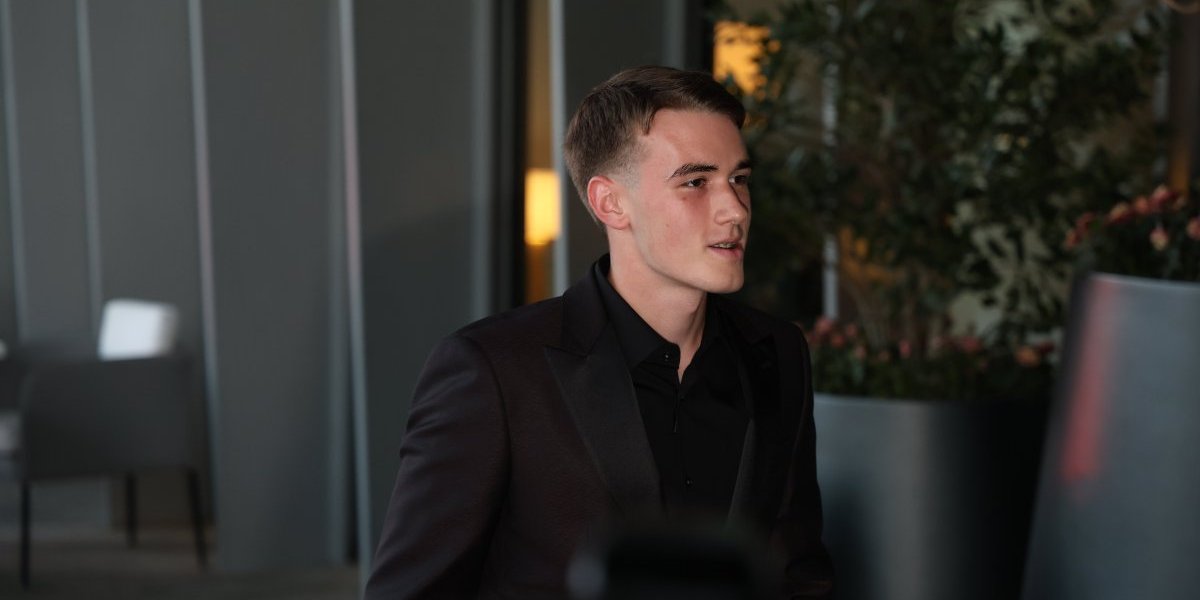 Ova brineta je snaja Viki Miljković: U miniću od perja blista na Andrejevom punoletstvu