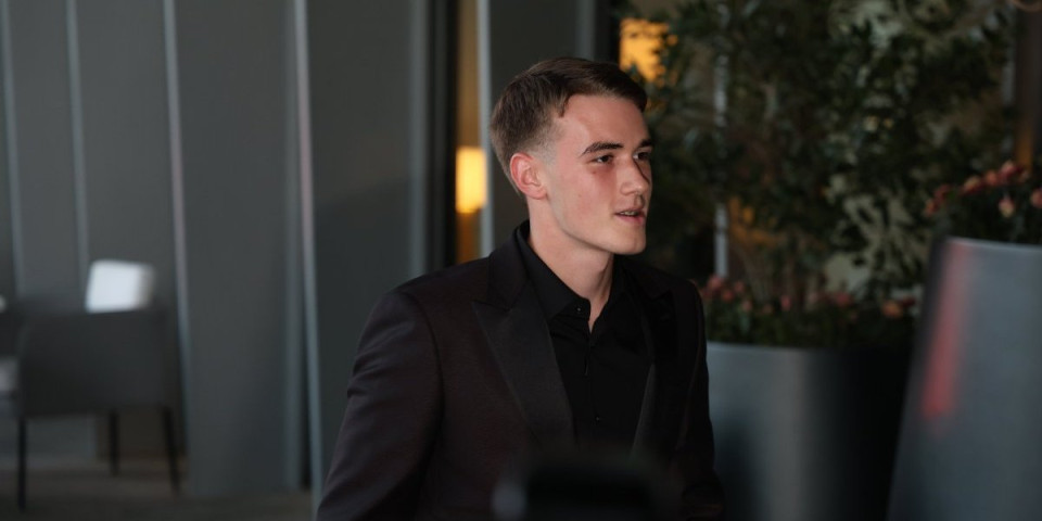 Ova brineta je snaja Viki Miljković: U miniću od perja blista na Andrejevom punoletstvu