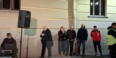 Takozvana udružena čačanska opozicija održala je večeras skup pod nazivom „Šesti oktobar", koji je dugo najavljivan u lokalnom tabloidu i na društvenim mrežama kao „dan D" za promene.