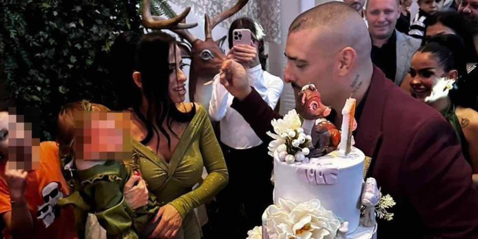 Torta na četiri sprata i na njoj srna: Darko Lazić zapevao na slavlju (VIDEO)