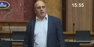 Željko Veselinović, predsednik Udruženih sindikata Srbije "Sloga" u svom obraćanju u Skupštini odjavio je blokadere.