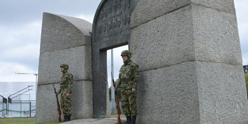 Neka im je večna slava i hvala! Aleksandar Šapić na Spomeniku braniocima Beograda (FOTO)