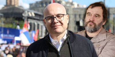 Lider SNS i savetnik predsednika za regionalna pitanja Miloš Vučević poručio je da je glumac Nenad Jezdić pokazao najveći integritet od svih glumaca koji su podigli indeks nakon završene predstave u Jugoslovensko dramskom pozorištu.