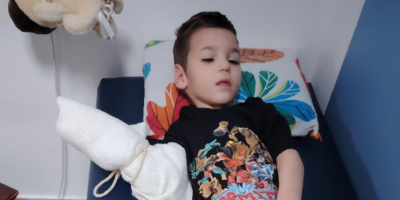 Srđan Jovanović, šestogodišnji dečak iz Kuzmina, vodi najvažniju životnu borbu – borbu za svoj prvi korak.