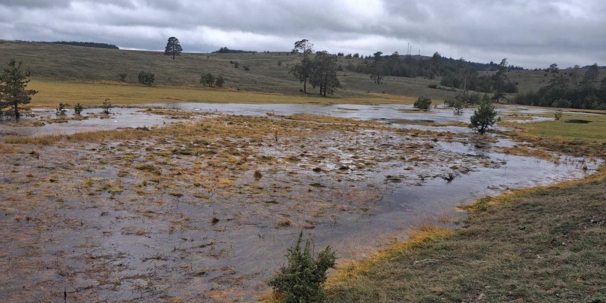 Ljudi gledaju i ne veruju:  Otkud ovde jezero?!