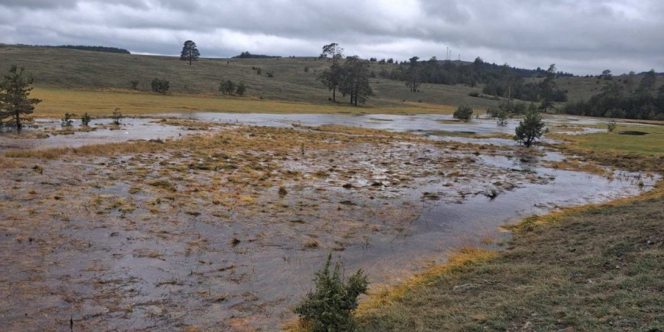 Ljudi gledaju i ne veruju:  Otkud ovde jezero?!