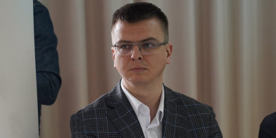 Miloš Parandilović, lider minornog pokreta Novo lice Srbije, divljak i nasilnik iz Skupštine Srbije, opleo je po svojim saborcima.