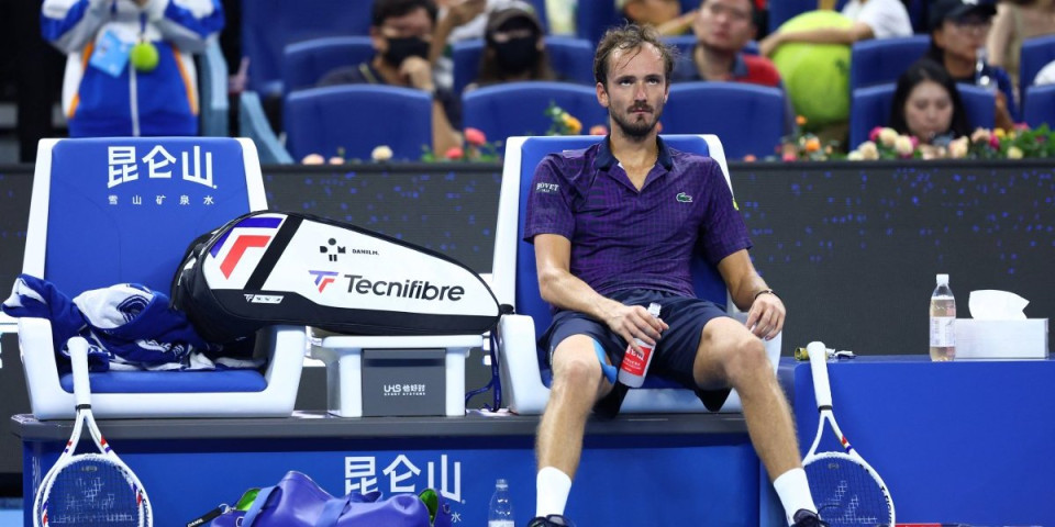 Medvedev igra samo lude mečeve: Ponovo se svađao sa sudijom (VIDEO)