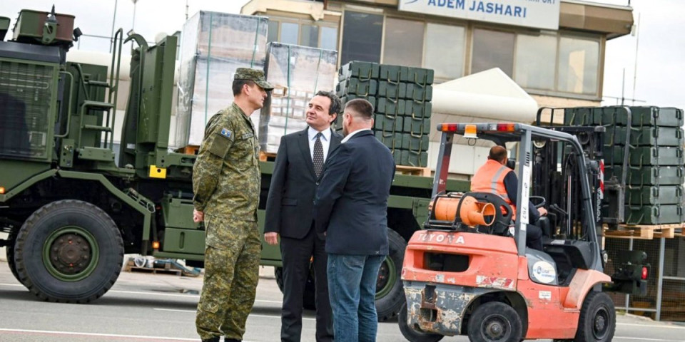 Kurti ratuje sa svojima: Sprovedena akcija - zveckaju lisice - zaplenjeno oružje, kola i puno novca