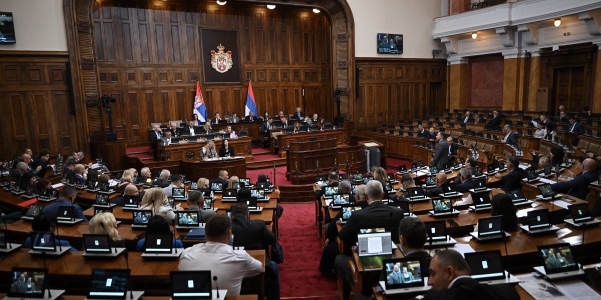 (VIDEO) Šou u Skupštini: Opozicioni poslanik dobio podršku zbog "izlaska iz ormara"