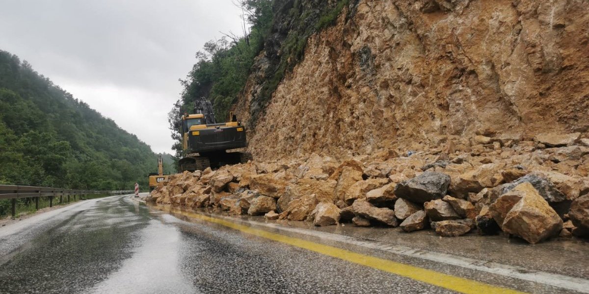 Pažnja vozači, opasnost na putu! Službe za rasčišćavanje hitno na terenu na terenu
