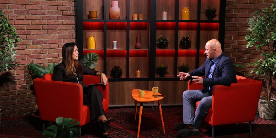 (VIDEO) Glumci teletabisi pljuju Jezdića?! Žestoke reči Vučićeve savetnice: Šta oni sebi daju za pravo?!