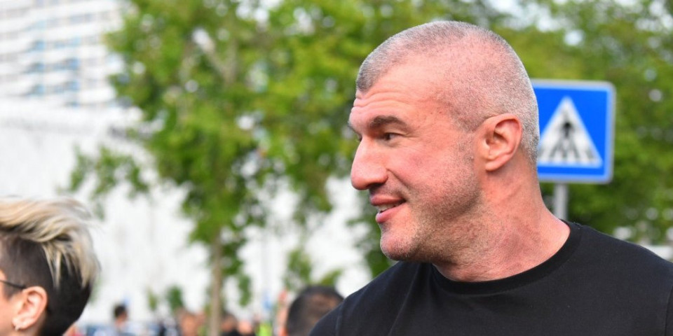 Bolesnik Bačulov pravi farsu od tragedije! Došao ispred Informera da "testira aplikaciju": Još ovaj put i smiriću se... (VIDEO)