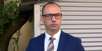 Potpredsednik Srpske liste (SL) Igor Simić izjavio je da su lokalni izbori na KiM u nedelju, 12. oktobra sudbonosni za Srbe na Kosovu i Metohiji i istakao da Srbi moraju da shvate da nije vreme da se dele jer je u pitanju borba za goli opstanak.