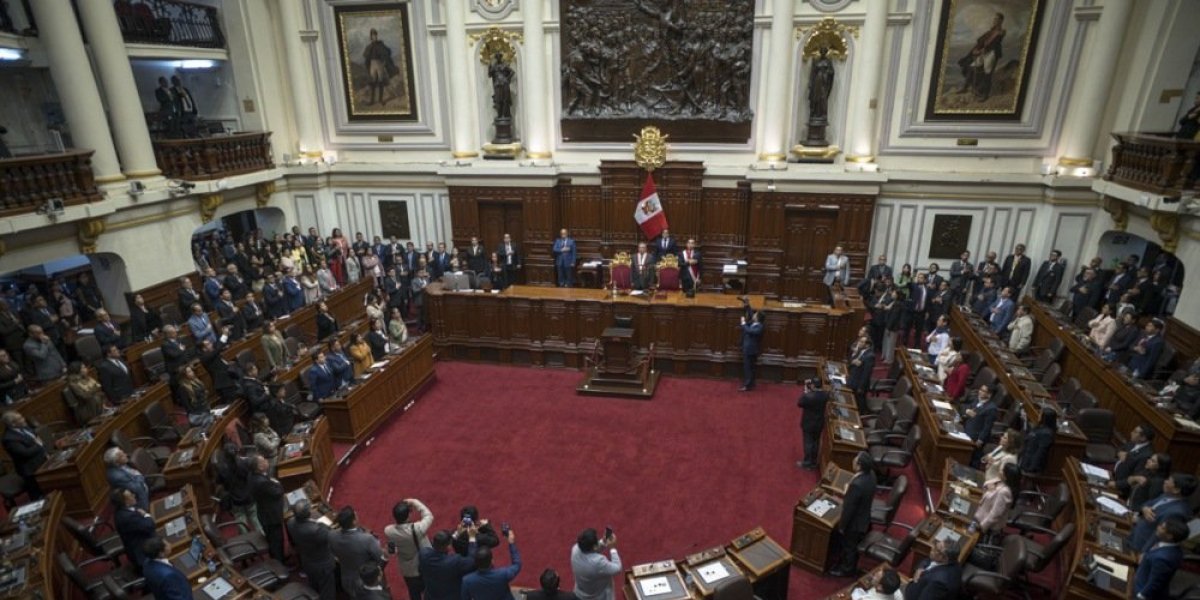 Vlast pala posle haosa! Drama u Kongresu nakon krvavog incidenta u Limi (VIDEO)