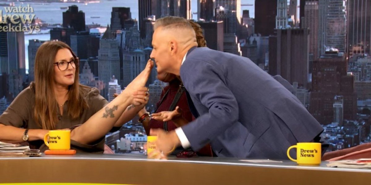 Odvratno: Glumica naterala kolege u emisiji da joj mirišu noge (VIDEO)