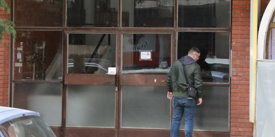 Snimljeni u sramnoj kampanji: Blokaderi kucali stanarima na vrata, jedan se dohvatio limenke