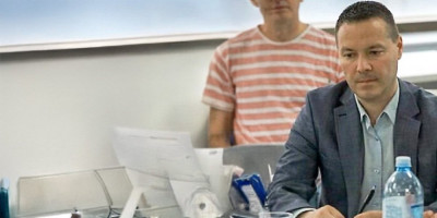 Predsednik Odbora za pravosuđe, državnu upravu i lokalnu samoupravu Skupštine Srbije i narodni poslanik SNS Uglješa Mrdić obelodanio je da je Slobodan Josimović, tužilac Višeg javnog tužilaštva u Novom Sadu i jedan od bliskih saradnika tužiteljke Zagorke Dolovac, tukao bivšu suprugu, a da zrenjaninska policija nije reagovala.