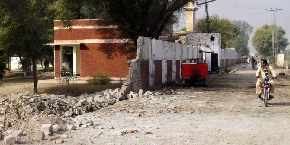 Napad na policijski centar: Militanti razneli kapiju, usledio masakr (VIDEO)