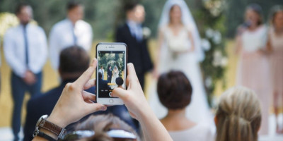 Na društvenim mrežama osvanuo je video snimak koji je ubrzo postao viralan zahvaljujući kumi koja je na venčanje stigla kombijem i kroz prozor ispalila nekoliko hitaca u vazduh.