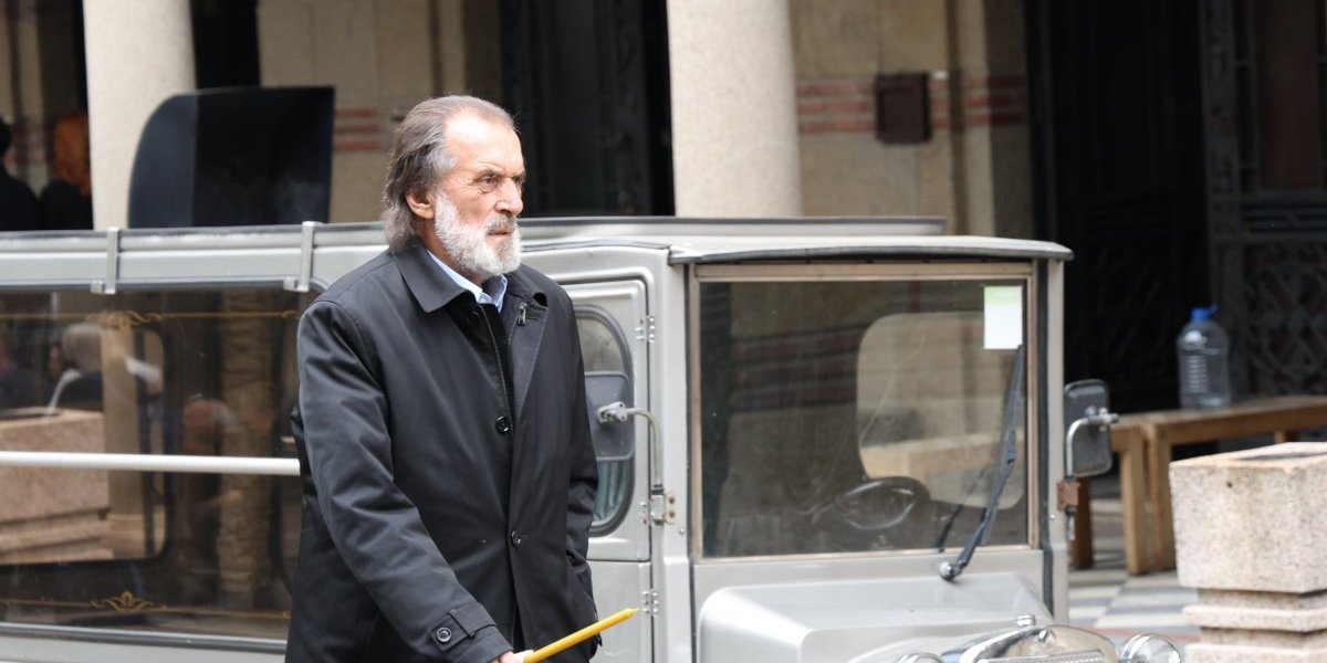 Vuk Drašković “na merama”: Pogledajte kako penzionerske dane provodi nekada uticajni političar! (VIDEO)