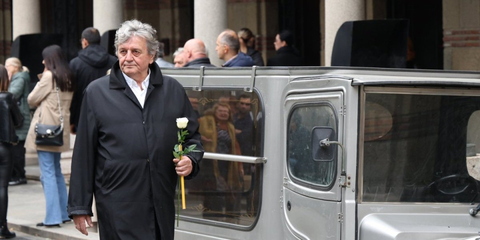 (FOTO) Glumci se sa ružama opraštaju od Zdravka Šotre: Potresne scene na Novom groblju