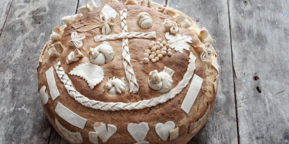 Najlepši ukrasi na slavskom kolaču za Svetog Jovana: Evo kako da vam budu snežno beli