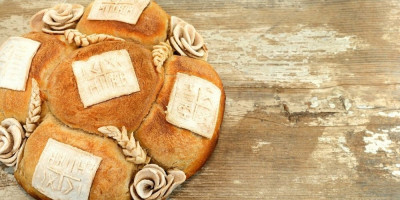 Počela je sezona slava i mnoge domaćice su u dilemi da li je greh kupiti slavski kolač u pekari. Sveštenik Borislav Petrić objašnjava zbog čega je poželjno pripremiti kolač kod kuće.