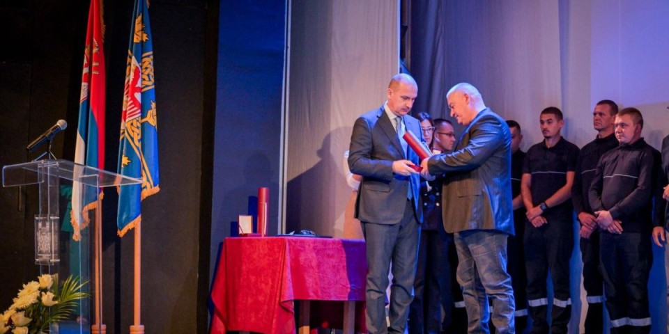 Uručena Oktobarska nagrada: Ministar Lončar dobio Medalju Grada Leskovca (FOTO)