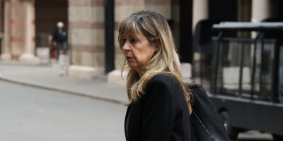 Supruga pokojnog glumca Žarka Lauševića, Anita Laušević, pojavila se na Novom groblju u Beogradu na kremaciji legendarnog reditelja i scenariste Zdravka Šotre.