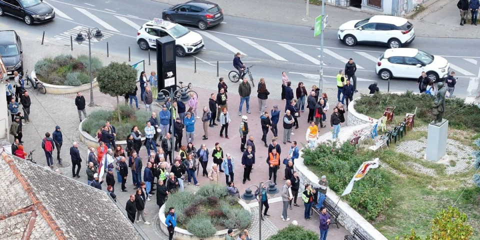(FOTO, VIDEO) Prsli k'o bas: Pogledajte koliko se blokadera skupilo u Novom Sadu