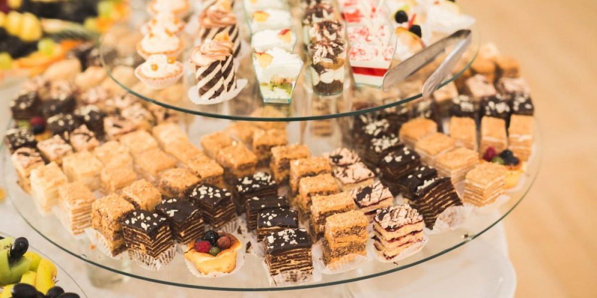 5 sitnih kolača za slavu: Neodoljivo ukusni slatkiši koji se ne peku - svi će tražiti recept (FOTO)