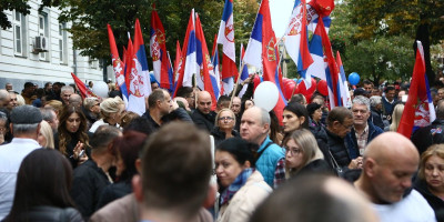 Većinska Srbija poručila je danas da je sita blokadera i blokada, a to se najbolje moglo videti u Zemunu, gde se okupio ogroman broj ljudi koji su poslali poruke podrške Srbima na Kosovu i Metohiji.