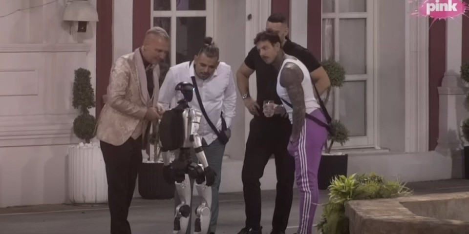 Hit izjave robota Toše - Zbog njegovih provala plakaćete od smeha (VIDEO)