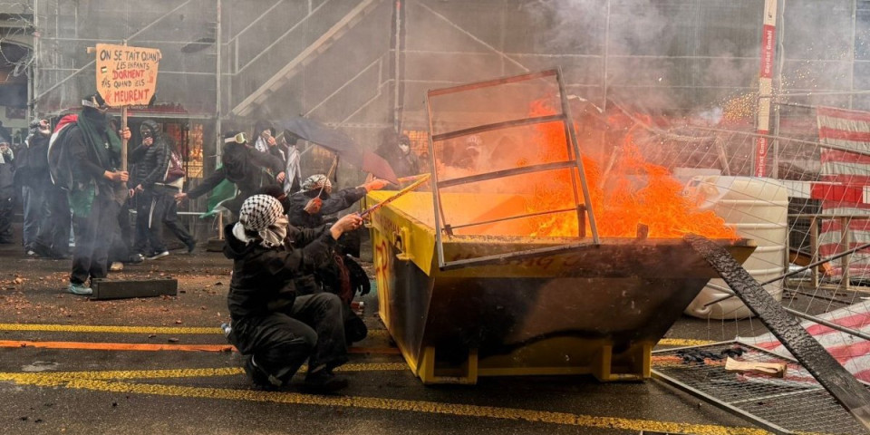 Žestoki sukobi na ulicama - Panika među demonstrantima - Policija pokazala kako se rešavaju nasilnici (FOTO/VIDEO)