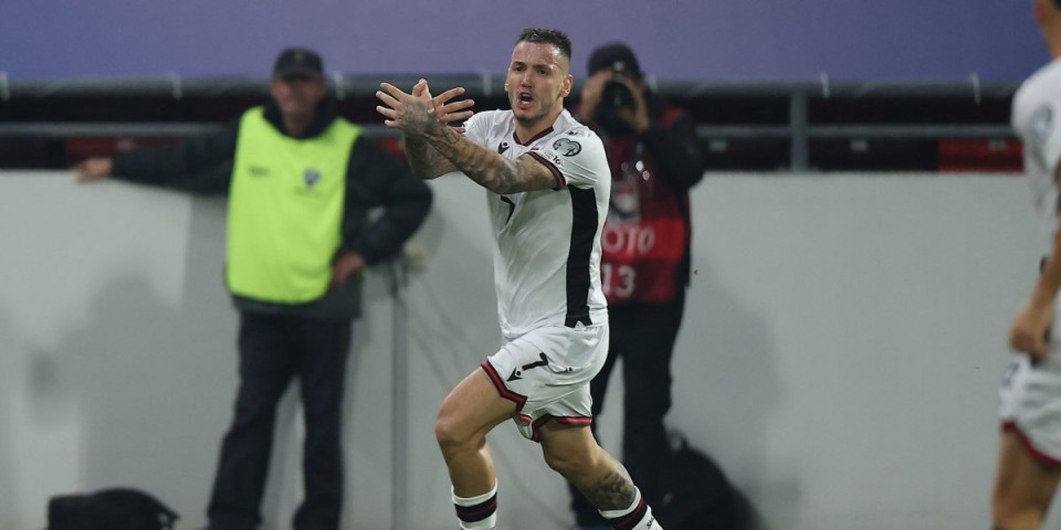 Šok u Leskovcu: Ovako je Manaj postigao gol i skandalozno pokazao "orla" pred našom klupom (VIDEO)