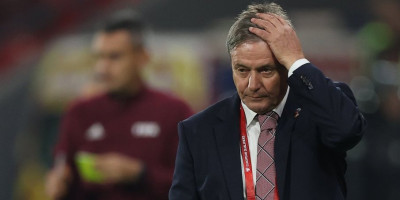 Fudbaleri Srbije poraženi su u revanš meču kvalifikacija za Svetsko prvenstvo od Albanije 1:0, a navijači su nedvosmisleno za glavnog krivca označili selektora.