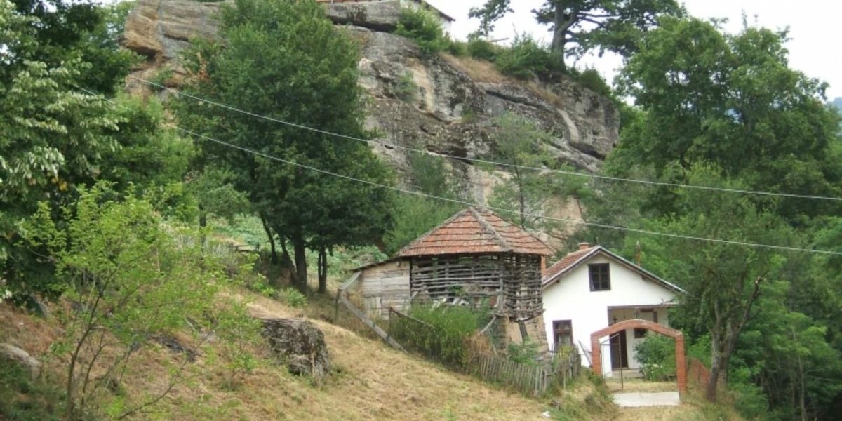 Zapaljen manastir u Vladičinom Hanu