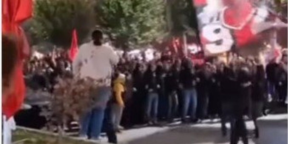 Užas u Makedoniji: Navijači skandirali "Umri Srbija" i pokazivali simbole UČK posle poraza Srbije (VIDEO)