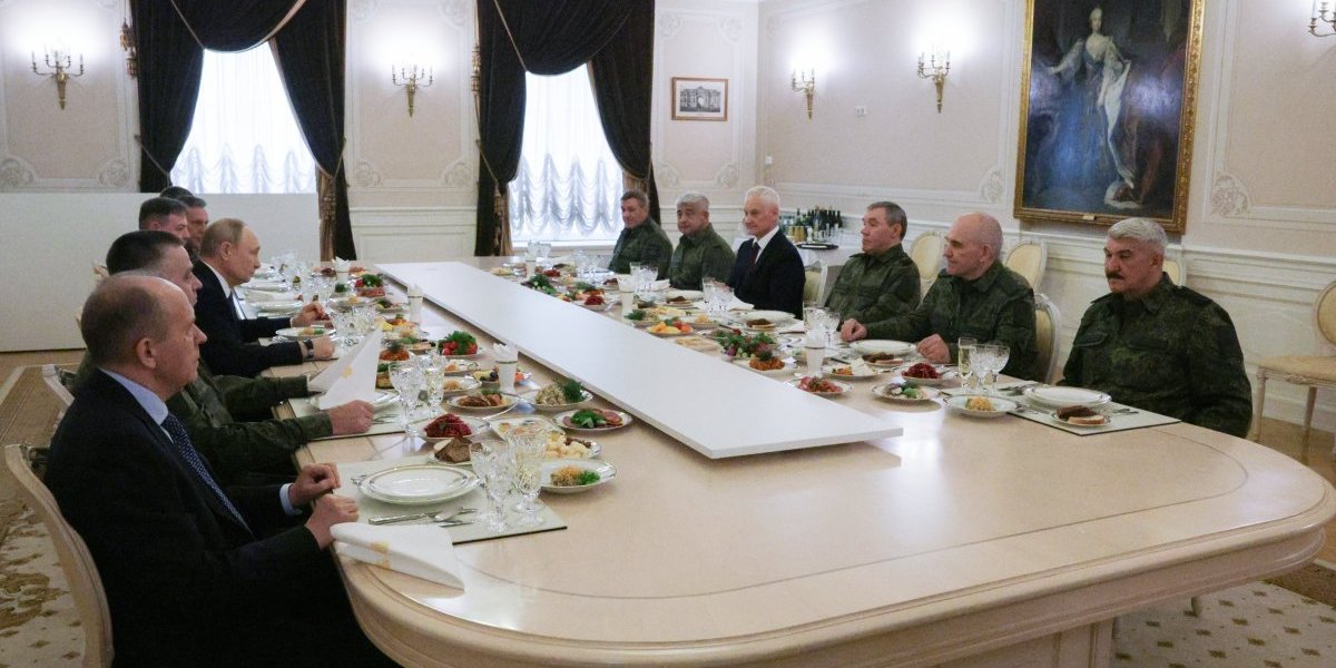 Putin pozvao generale na rođendan, detalj na njegovom tanjiru izazvao lavinu! (VIDEO)