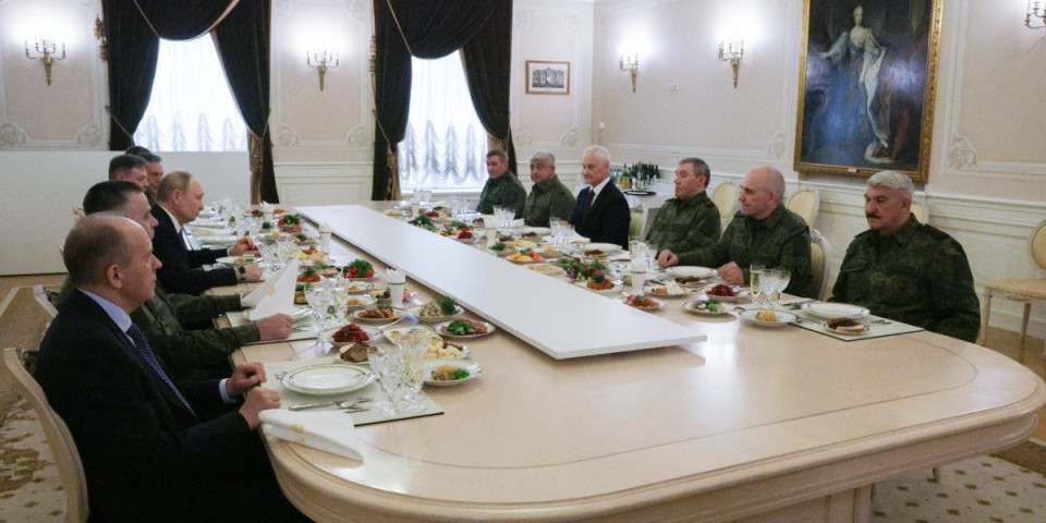 Putin pozvao generale na rođendan, detalj na njegovom tanjiru izazvao lavinu! (VIDEO)