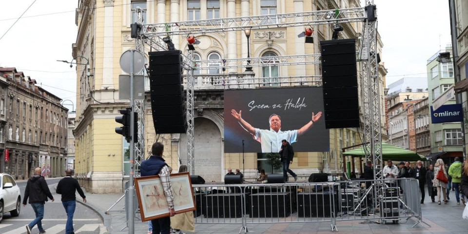 Informer u Sarajevu: Grad odaje počast Halidu Bešliću - Kod Večne vatre postavljena njegova fotografija