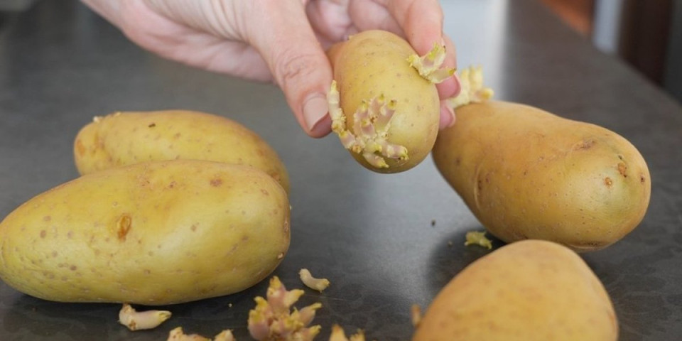 Caka koja sprečava klijanje krompira: Ubacite ga u ovakvu kutiju i prekrijte novinom