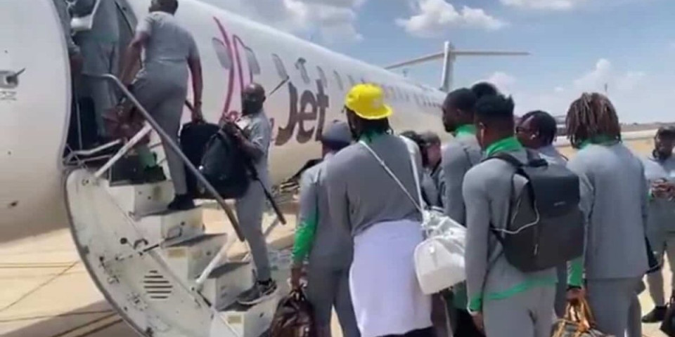 Reprezentativci izbegli katastrofu - Avion sa fudbalerima hitno sleteo zbog pucanja stakla (VIDEO/FOTO)