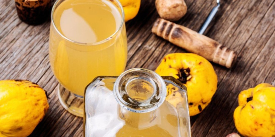 Recept iz bakine sveske za domaći sok od dunje: Tajni dodatak čini čuda za ukus - sprema se brzo i lako