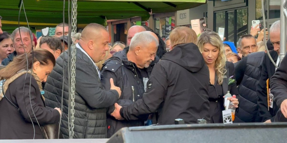 Drama na skupu posvećenom Halidu Bešliću - Čuvenom glumcu pozlilo (FOTO)