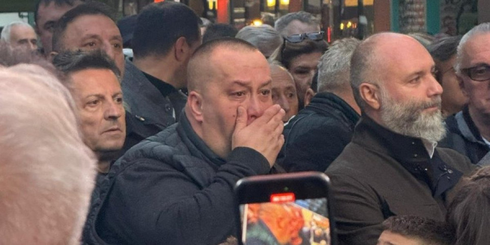 Halidov sin se guši u suzama: Dino ne može da dođe do daha (FOTO/VIDEO)