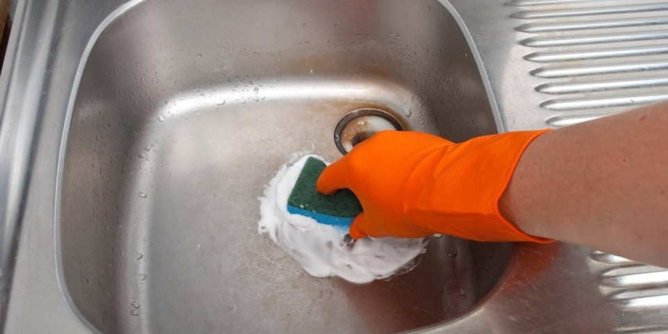 Očistite sudoperu bez ribanja i hemije: Zablistaće kao staklo za minut