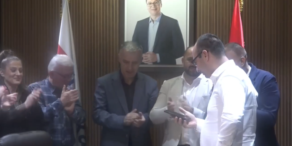 "Uvek ću biti uz vas sestre i braćo": Vučić se uključio uživo u štab Srpske liste nakon pobede (VIDEO)