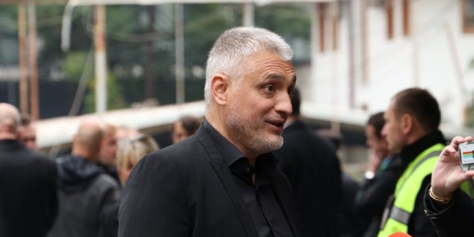 Čeda Jovanović u suzama na komemoraciji Halida Bešlića: "Nedostaje mi, pevali smo zajedno"